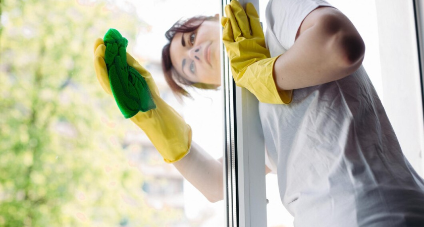 На окнах ни пылинки, ни пятнышка: сверкают чистотой недели напролет - трюк, который используют мойщики окон