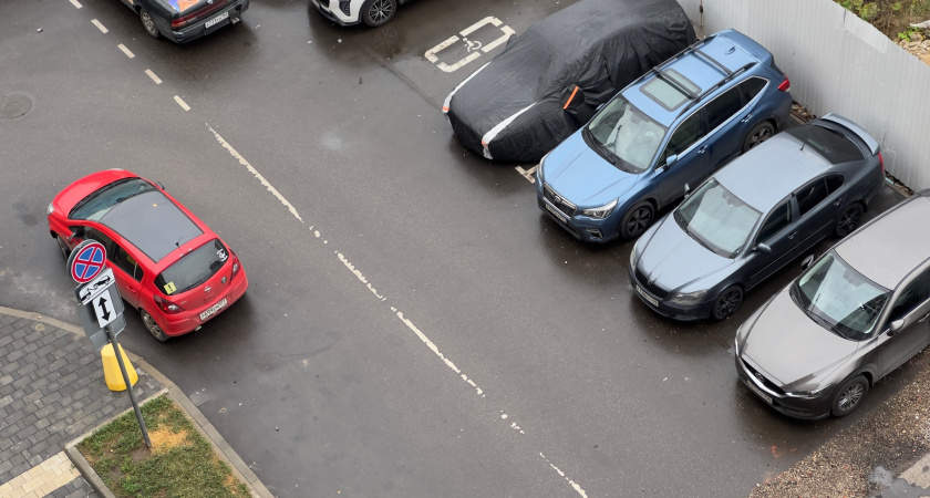 Почему нельзя оставлять свой номер телефона под лобовым стеклом авто: 3 способа, как это может испортить жизнь водителю