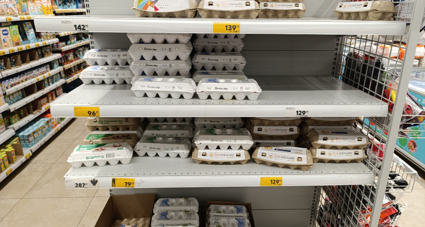 Почему яйца в магазине хранятся при комнатной температуре, а дома — в холодильнике. Объясняем