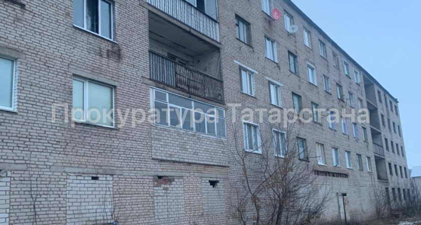 Два ребенка попали в больницу после ночного пожара в общежитии Бугульмы