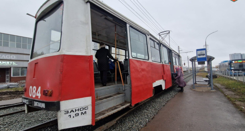 На двух остановках в Челнах начали ремонт платформ после жалоб на трамваи
