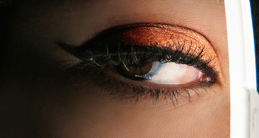 Нашла идеальную тушь для зимы и Нового года — держится весь день, а снимается за секунду без слез и синяков под глазами