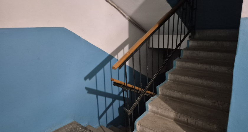 Младенца подкинули в подъезд дома в Альметьевске: ребёнок в больнице