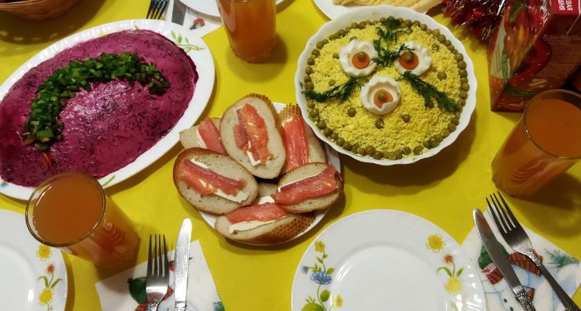 Что делать с новогодними салатами после праздника — не морозить и не заправлять