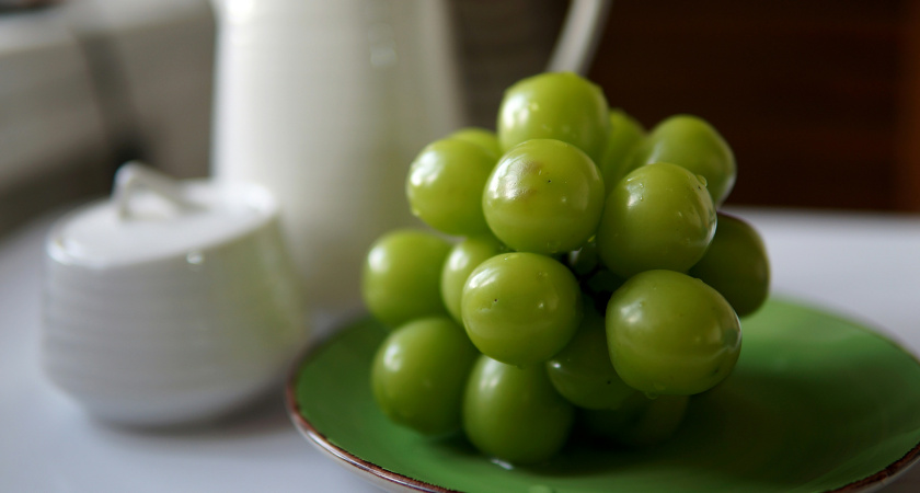 В магазинах появился огромный "пластиковый" виноград из Китая - можно ли его есть?