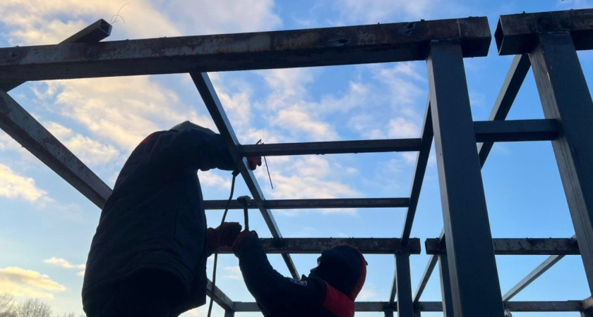 В Челнах начали строить защиту для дамбы от рыбаков, которые блокируют сток воды