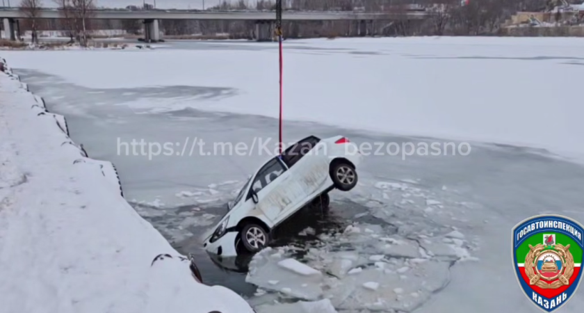 Пассажир иномарки утонул в салоне авто: машина улетела в Казанку