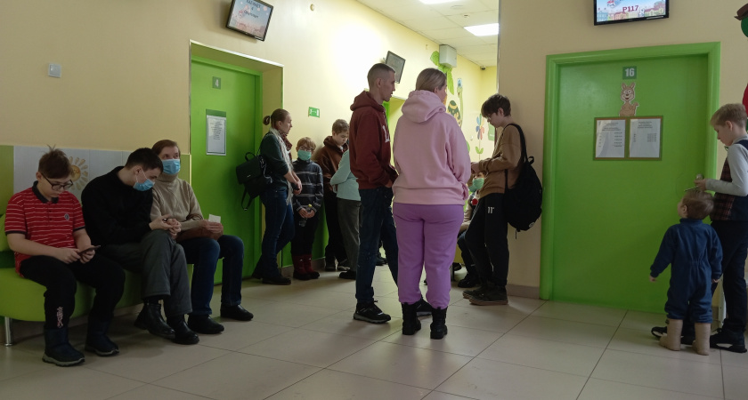 Во всех больницах и поликлиниках Челнов обязали носить маски