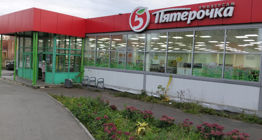 Купил сервелат в «Пятёрочке» за 109 рублей — стоило положить на сковороду, как из колбасы полезло странное. Что мы вообще едим?