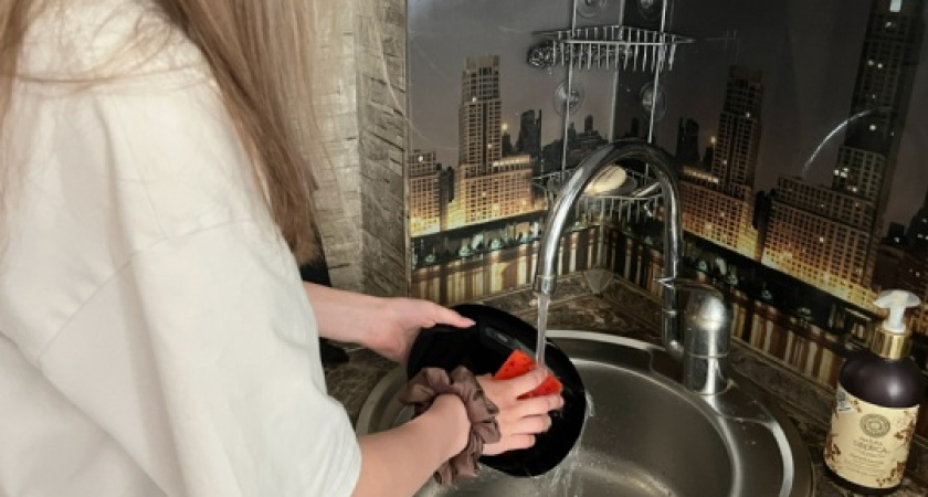 Почему нельзя мыть посуду в гостях - запомните раз и на всю жизнь