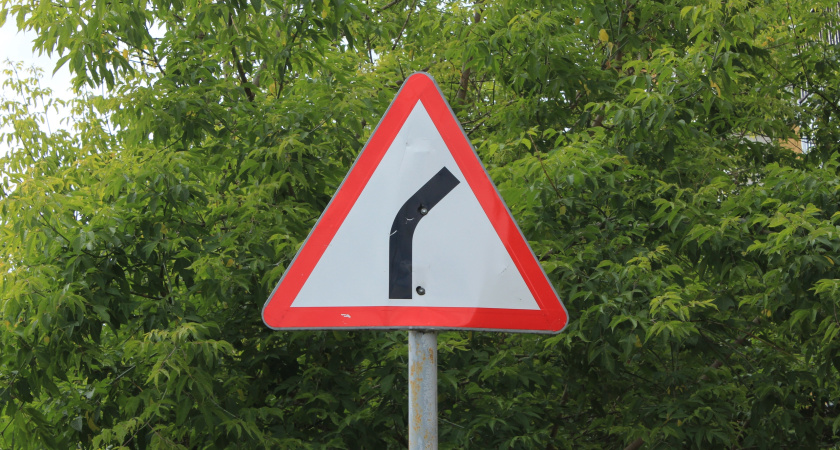 Ловушка для водителей на дороге где установлен знак "Опасный поворот", попав в которую водителя лишают прав