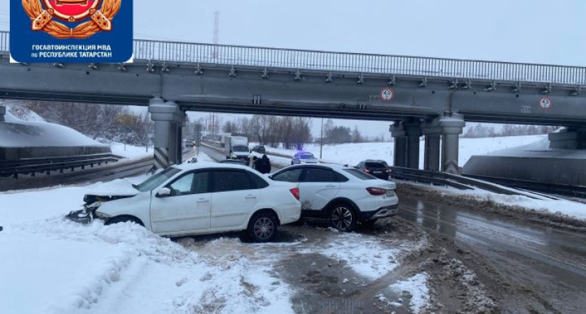 Водитель «Весты» в больнице после жесткого столкновения на Старосармановском тракте