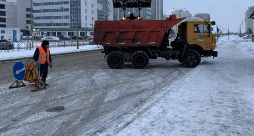 В Челнах на борьбу со снегом вывели почти 150 единиц техники