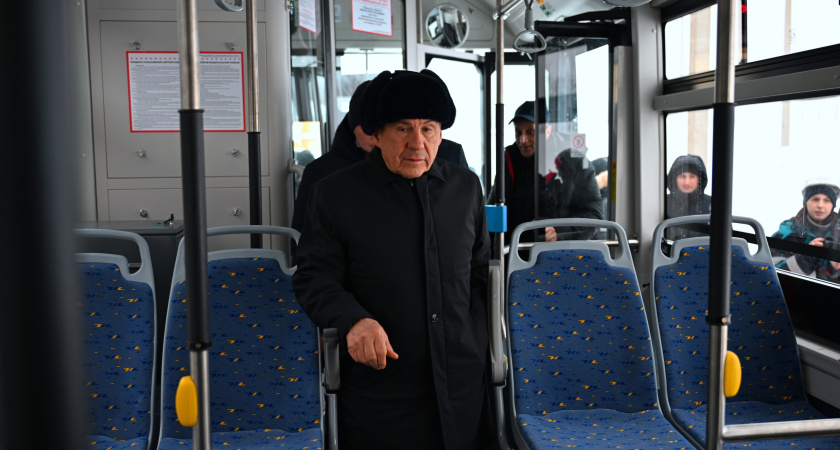 Минниханов вручил Нижнекамску ключи от 15 новых автобусов
