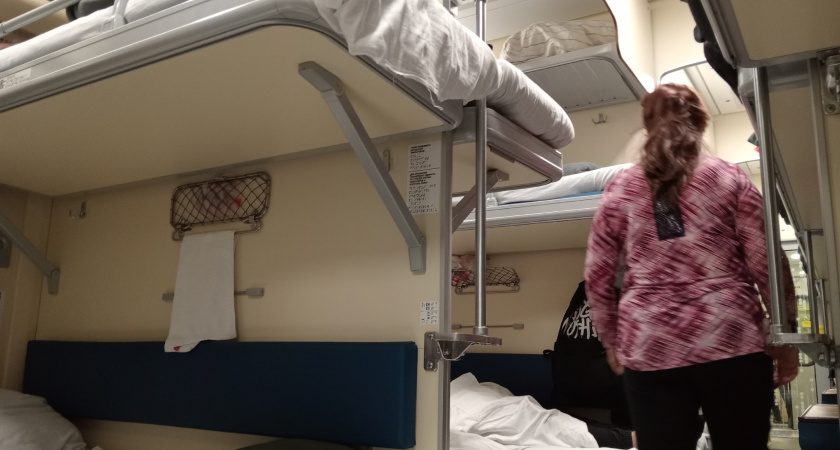 Сдавать или нет? В каких случаях пассажир поезда обязан собрать постельное белье и отнести проводнику – запомните раз и навсегда