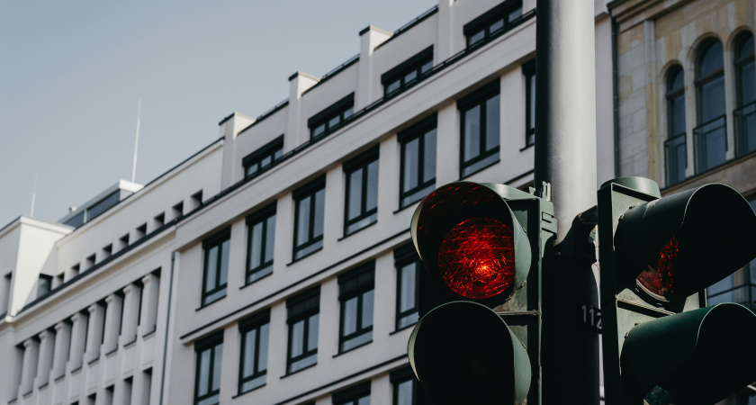 ГАИ разъяснила: что делать водителю, если вы уже пересекли стоп-линию, а светофор загорелся красным