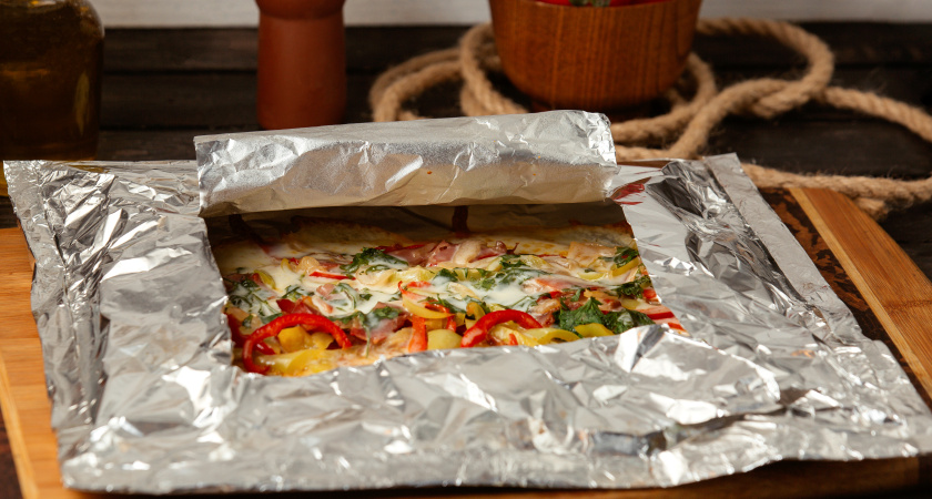 Блестящей или матовой: какой стороной наружу правильно заворачивать еду в фольгу - запомните на всю жизнь