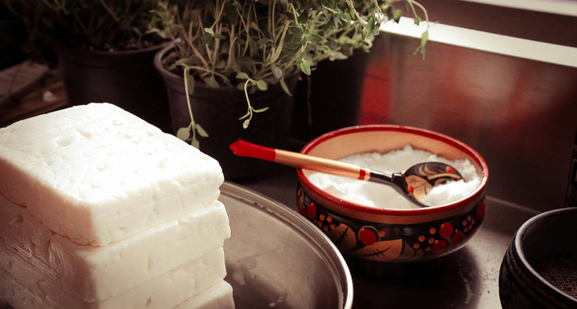 Не берите его по акции: в пятипроцентном твороге этих торговых марок нашли запрещённый "мясной клей"