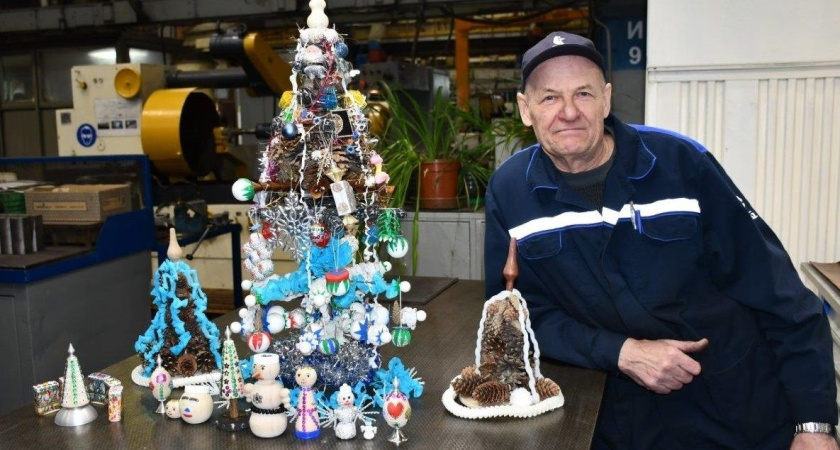 Токарь «КАМАЗа» с 40-летним стажем в обед вытачивает новогодние игрушки