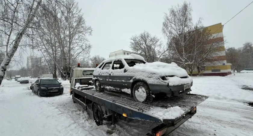 Автомобиль-снеговик: в Челнах эвакуаторы вытаскивают машины, мешающие уборке улиц