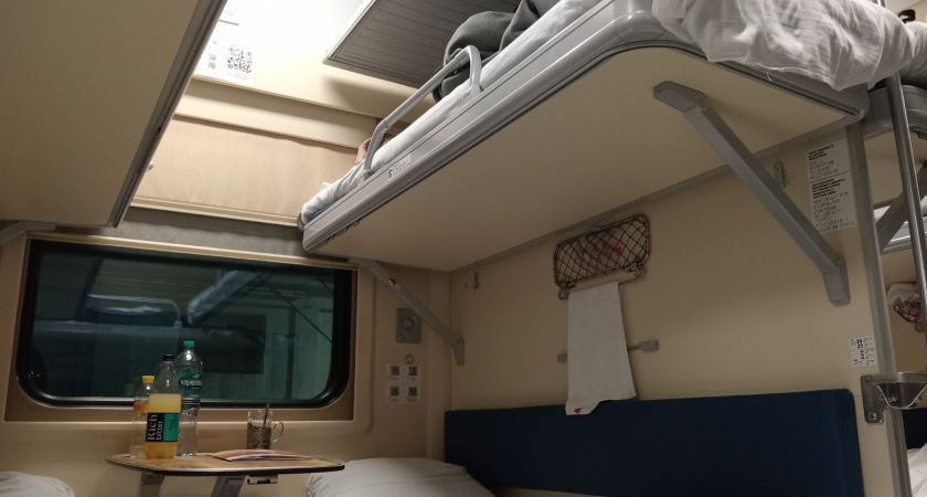 Что делать, если мамочка с детьми просит уступить вашу нижнюю полку в поезде — запомните раз и навсегда