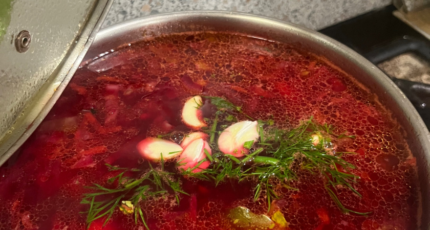 Этот рецепт борща по-флотски стоит сохранить навсегда: быстрый, сытный и удивительно насыщенный суп без лишних хлопот
