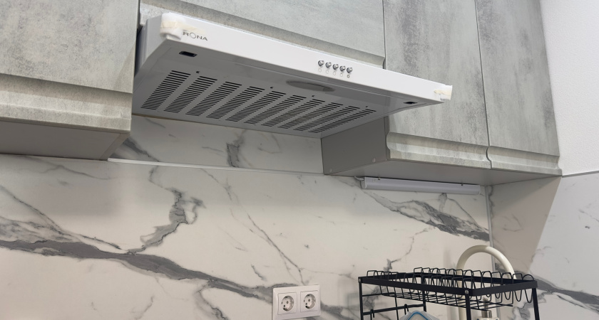 Почему дальновидные хозяева всё чаще отказываются от кухонной вытяжки: оказалось, есть вариант тише, проще и надежнее