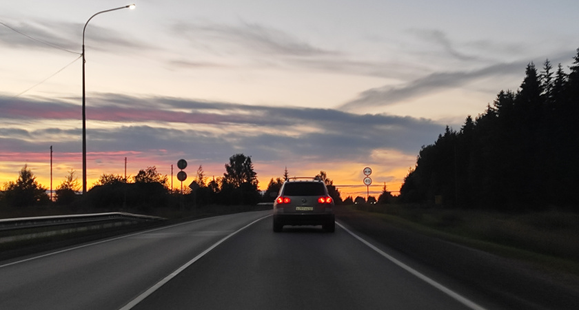 Зачем нужна сплошная линия на обочине справа и можно ли её пересекать: каверзные нюансы ПДД