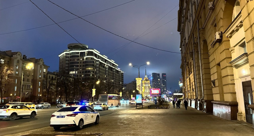 Останавливает ГАИшник и требует у водителя телефон на проверку: как быть - ответ автоюриста