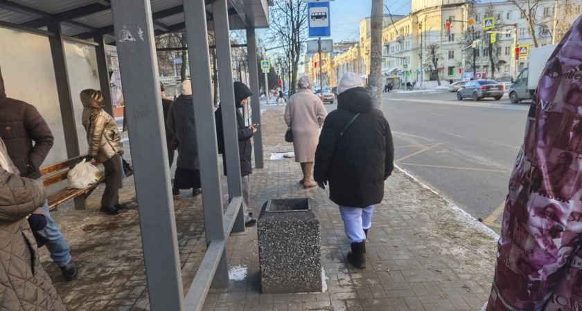 В Челнах люк закрыли после того как туда по пояс провалился мальчик