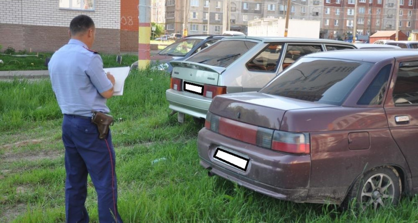 В Челнах начнут штрафовать за парковку на газонах