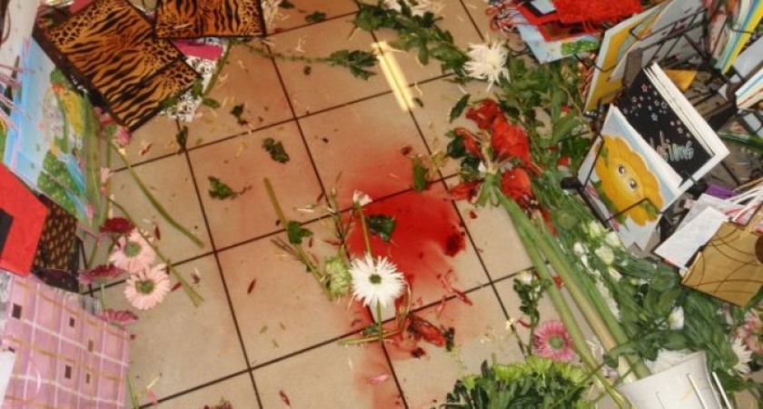 Мужчина разгромил цветочный магазин, вступившись за честь своей девушки