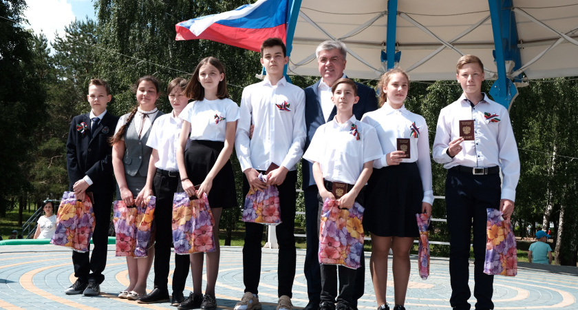 Вчера мэр Челнов торжественно вручил первые паспорта юным челнинцам