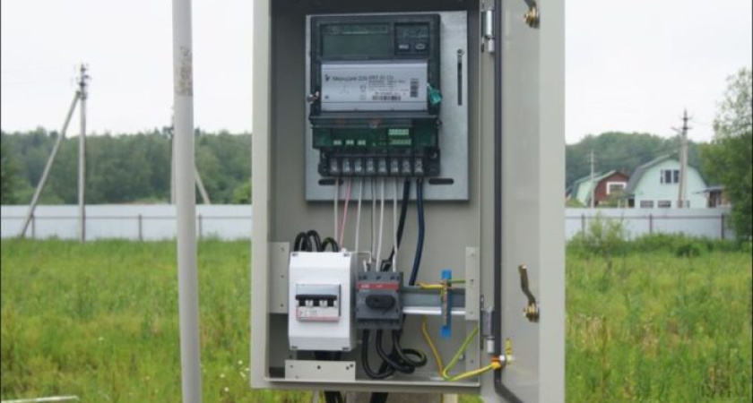 "Заставляют переносить счетчики на улицу"