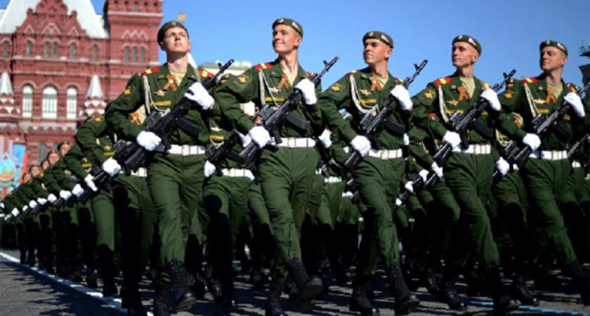 Военнослужащие в России станут получать больше