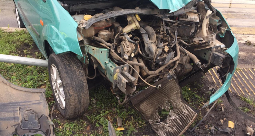 Автоледи въехала в столб. На переднем сидении был шестилетний пассажир…