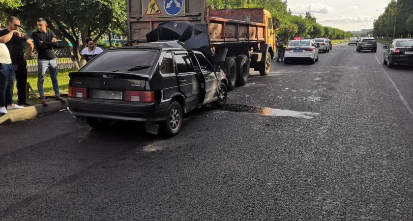 Водитель на «четырнадцатой» влетел в «КАМАЗ»
