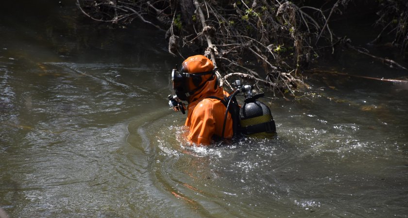 Спасатели спасли пенсионера, который с семьей остался без бензина на реке