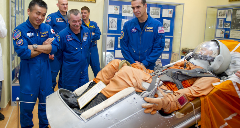 На новых скафандрах нет ширинок: теперь космонавты не смогут...