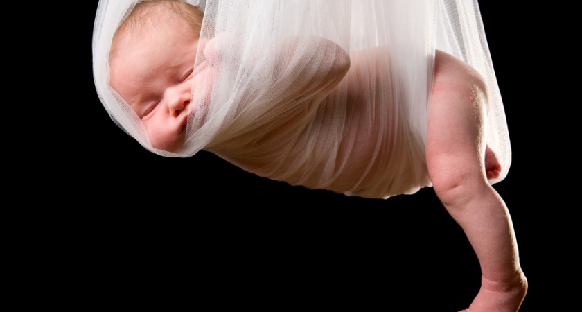 В Татарстане задержали мать, которая подложила своего новорожденного в пакет рядом с супермаркетом