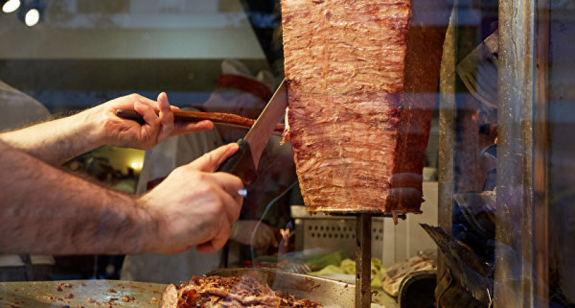 Девять из десяти россиян считают опасной уличную еду и продолжают её покупать