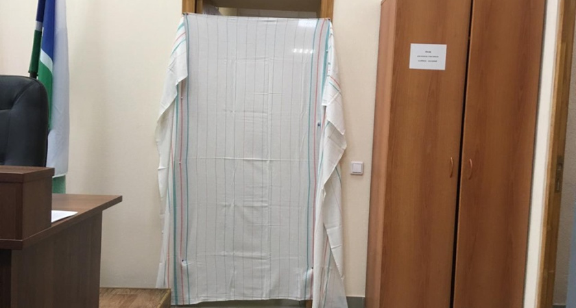 Тайного свидетеля на суде скрыли простыней, а голос пообещали изменить с помощью ведра