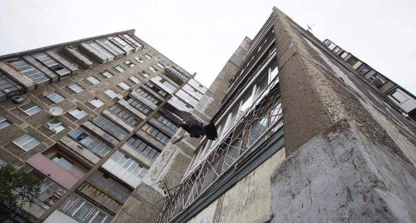 С крыши челнинской многоэтажки сняли детей, рискующих упасть