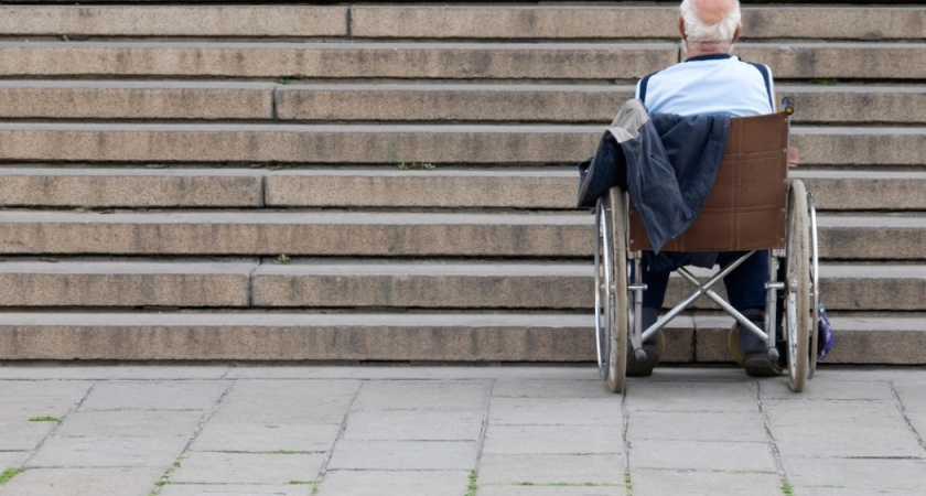 В центре для стариков и инвалидов нет пандусов