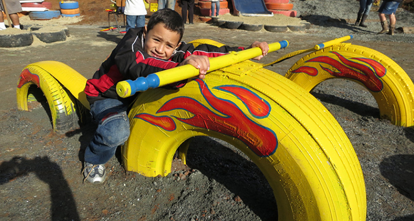 Дворы детских садов избавляют от покрышек