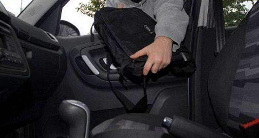 Челнинец оставил в машине полмиллиона рублей и не закрыл