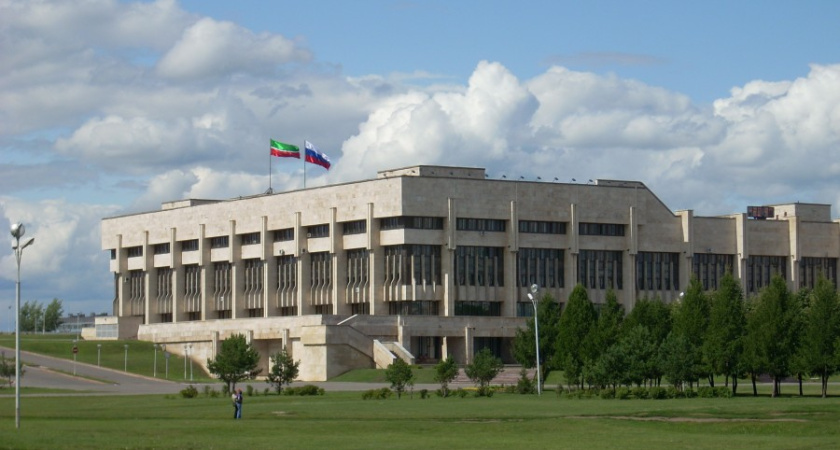 Власти Челнов не оценили рекламу с обнаженкой от Камского моторного завода и пожаловались в УФАС