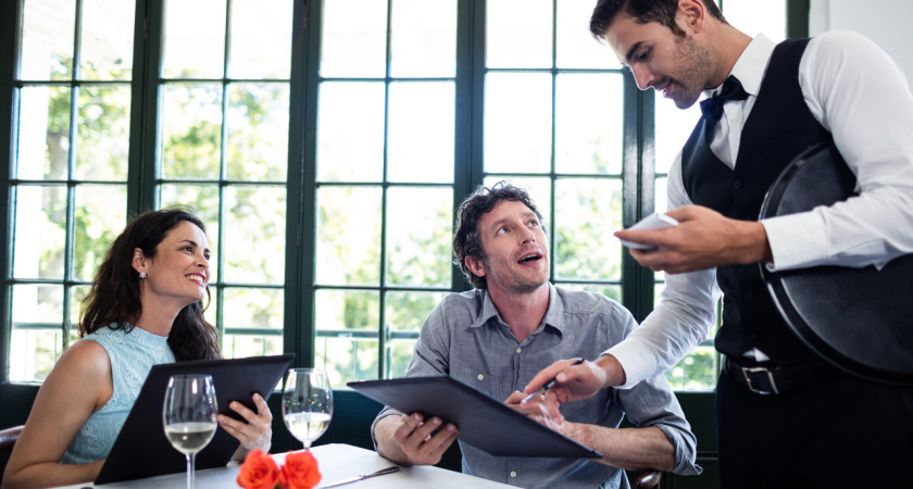 Роспотребнадзор: какие блюда опаснее всего заказывать в ресторане?