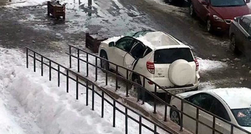 Суд обязал раскошелиться челнинца, с балкона которого на иномарку рухнула глыба льда