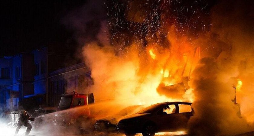 В Челнах пироманы сожгли две машины за четыре дня